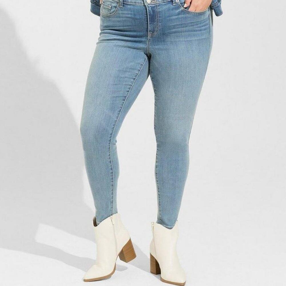 TORRID Mid Rise Skinny Jeans Size 18R Stretch Denim Light Wash Plus Size Fashion